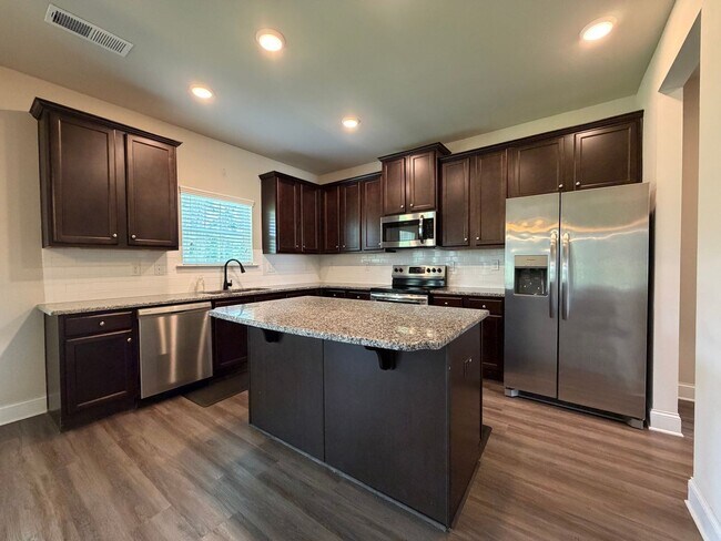 Building Photo - Spacious 4/2.5 House in Rydal- $2,995