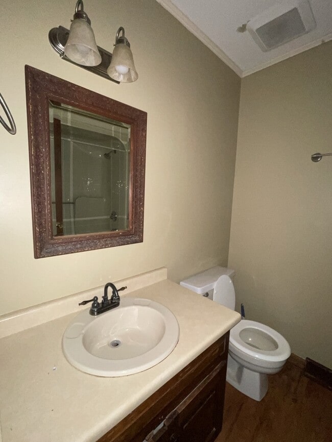 Building Photo - 3 Bedroom 2 Bathroom