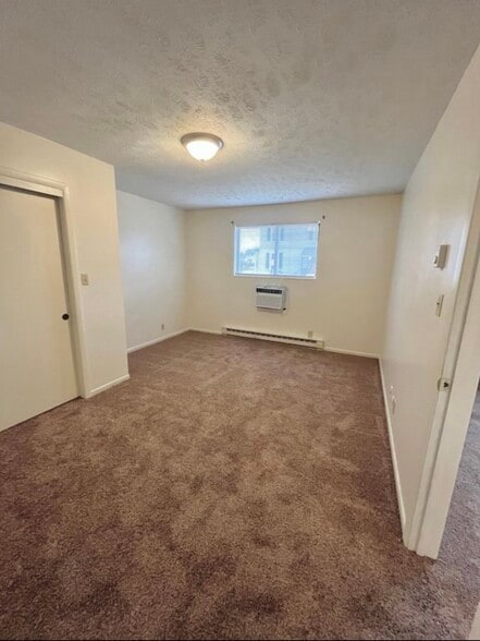 Building Photo - 400 W 7th St