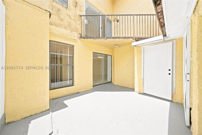 Building Photo - 9674 Fontainebleau Blvd