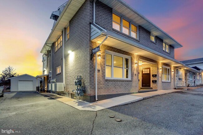 Building Photo - 933 N Hanover St