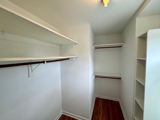 Building Photo - Stylish Living on a Cul-de-Sac in The Poin...