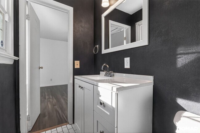 Building Photo - 215 N Pine St