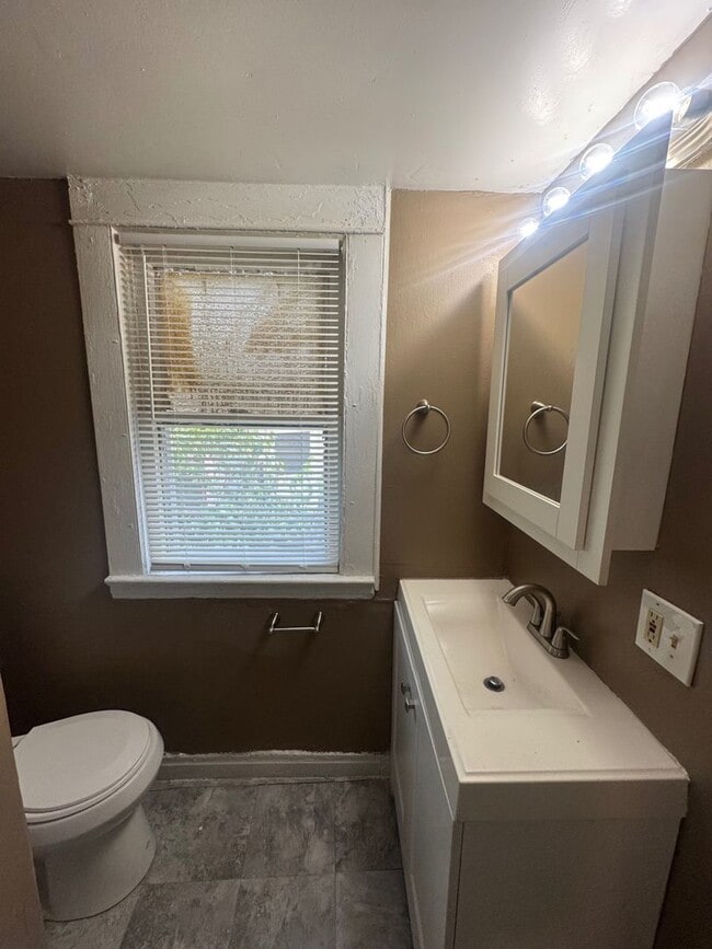 Building Photo - 1056 E 99th St