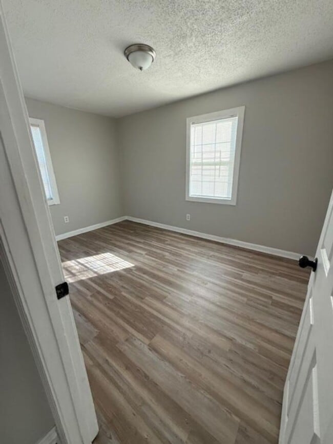 Building Photo - Completely Renovated House in central location