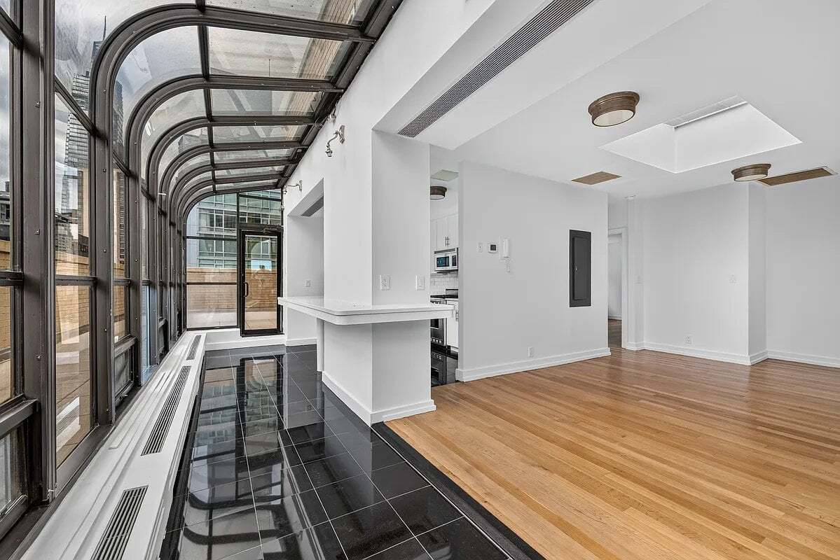 Building Photo - 245 E 44th St