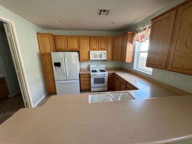 Building Photo - spacious 2 bedroom 2 bath home with office...