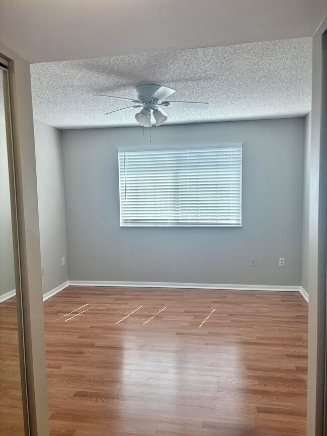 Building Photo - 900 Crestwood Ct S