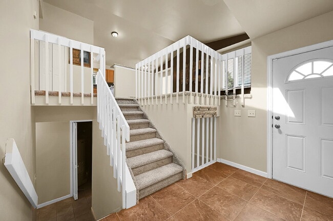 Building Photo - $2,095, 3 bed, 2 bath, located in Colorado...