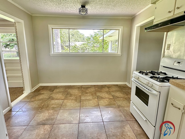 Building Photo - Garden District 3 bed 2 bath Home | Pelica...