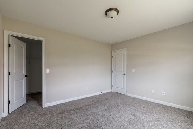 Building Photo - 300 Waylon Wy