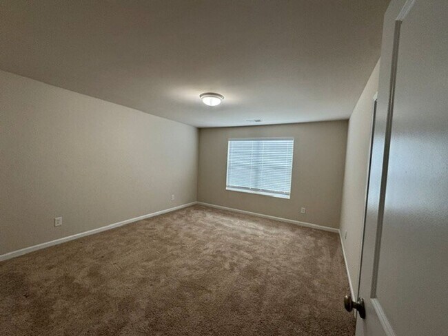 Building Photo - ***** READY TO MOVE IN *****