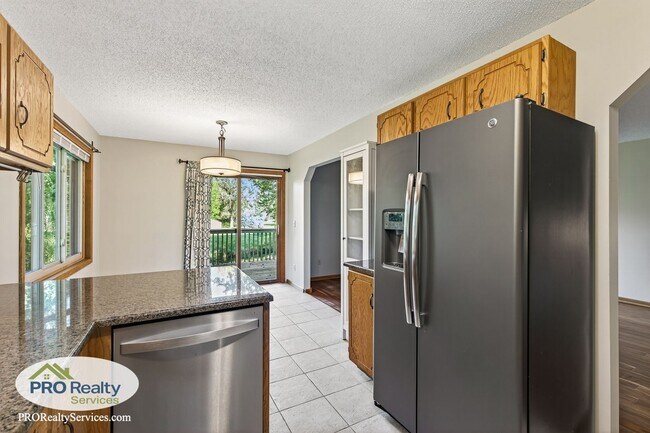 Building Photo - 4 Bedroom Home in Maple Grove