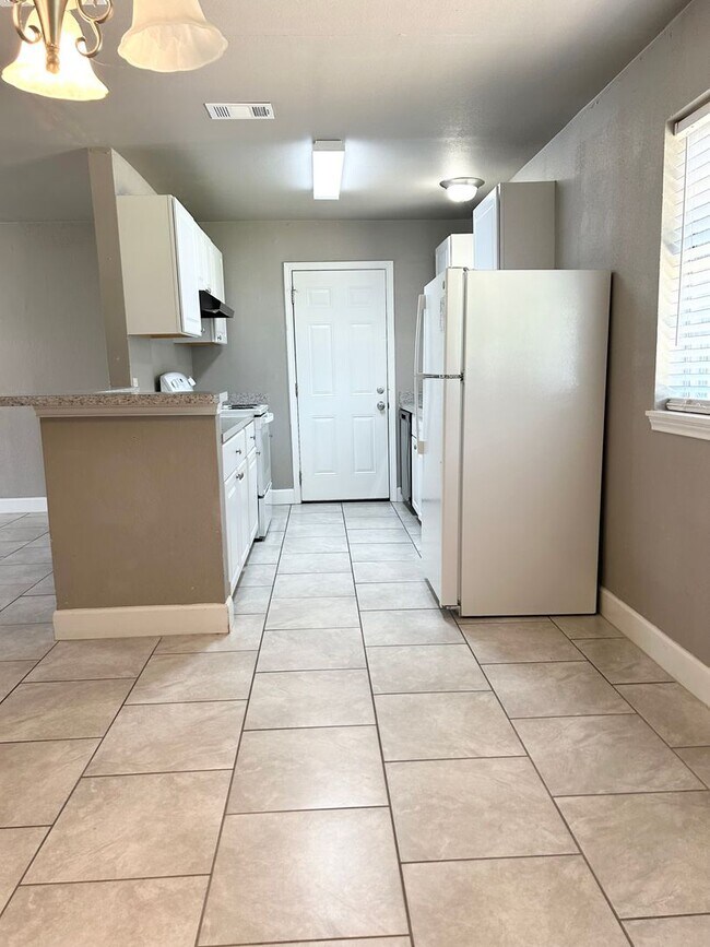 Building Photo - Cozy Home located in the heart of Burleson