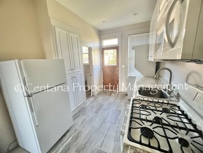 Building Photo - 731-733 Zarelda