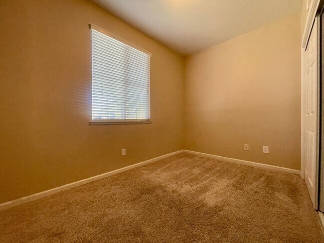 Building Photo - Beautiful 4bed / 3bath 3,281 SQFT Move in ...