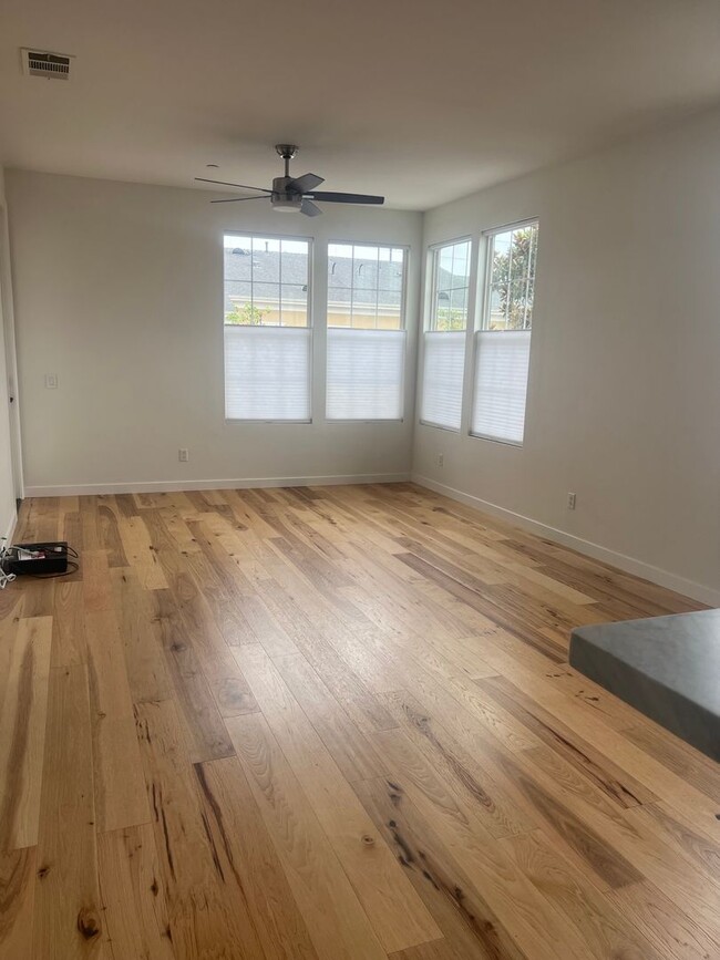 Building Photo - Ventura | 2 Bed + 2 Bath | Holiday Condo