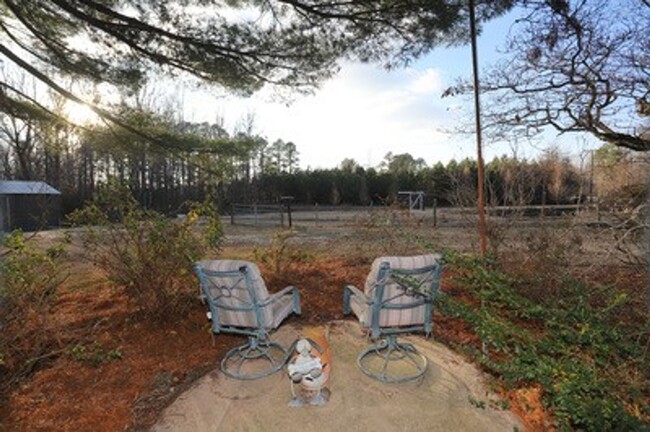 Building Photo - The red roof is calling you home!  Farmett...