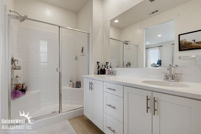 Building Photo - Modern 3Bdm 2.5Ba Unfurnished Town-Home in the Soltaire Community!