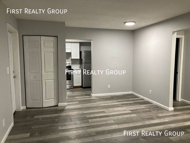 Building Photo - 2 Bedroom, 1 Bath 2nd Floor Apartment For ...