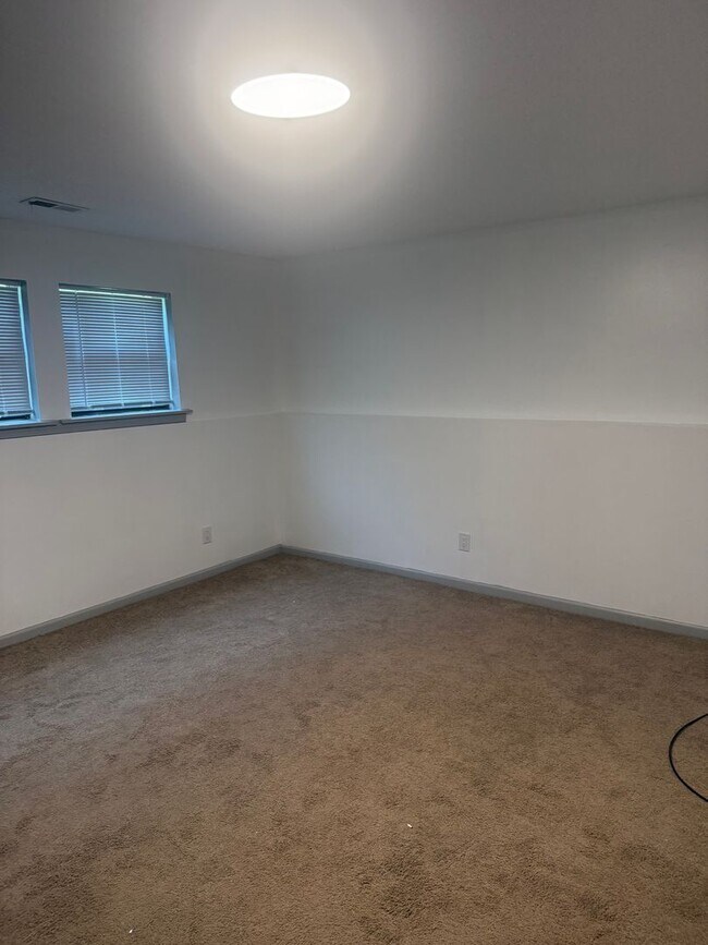 Building Photo - 431 Maple Grove Way