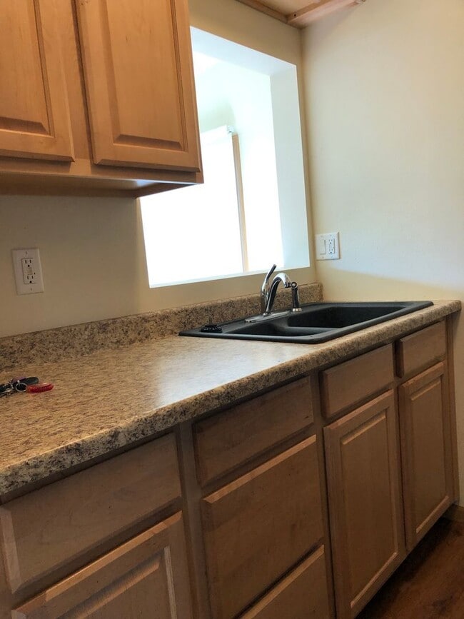 Building Photo - Awesome 2 bedroom 1 bath with basement, fe...