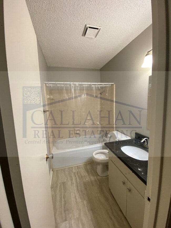 Building Photo - Duplex in NLR-Free Rent