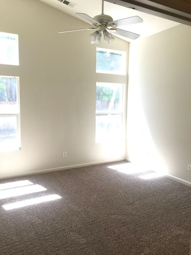 Building Photo - Spacious and Bright 3bed/2 bath Home in Davis