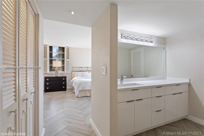 Building Photo - 9341 E Bay Harbor Dr