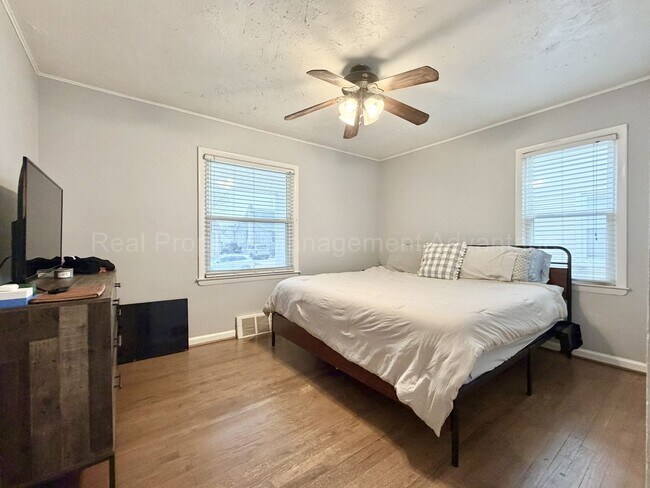 Building Photo - Bright and Renovated Near Downtown Royal Oak