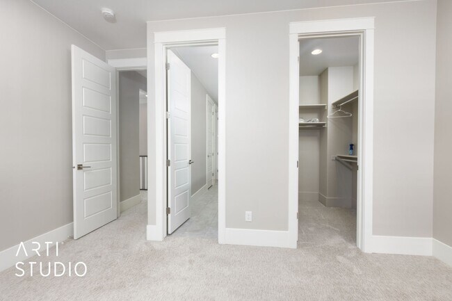 Building Photo - Gorgeous 5 bed 4 bath with AWESOME BACK YA...