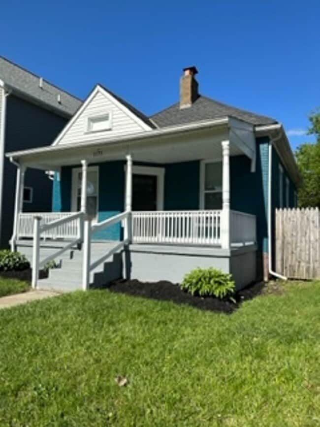 Building Photo - 2 Bedroom Home with Fenced in Backyard!