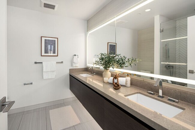 Building Photo - 2Bd/1.75Ba Bellevue Condo