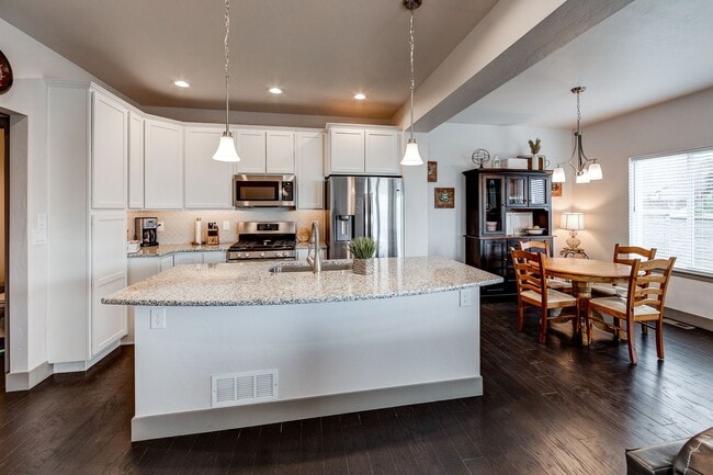 Building Photo - 2 Bedroom Luxury townhome