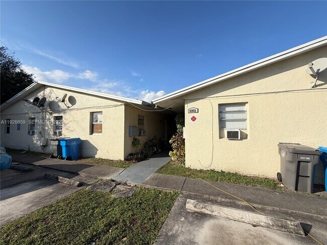 Building Photo - 4801 SW 18th St