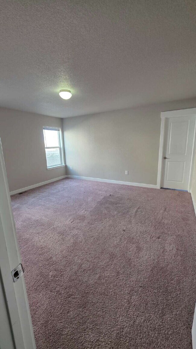 Building Photo - Lorson Ranch 5 bedroom Townhouse near military bases