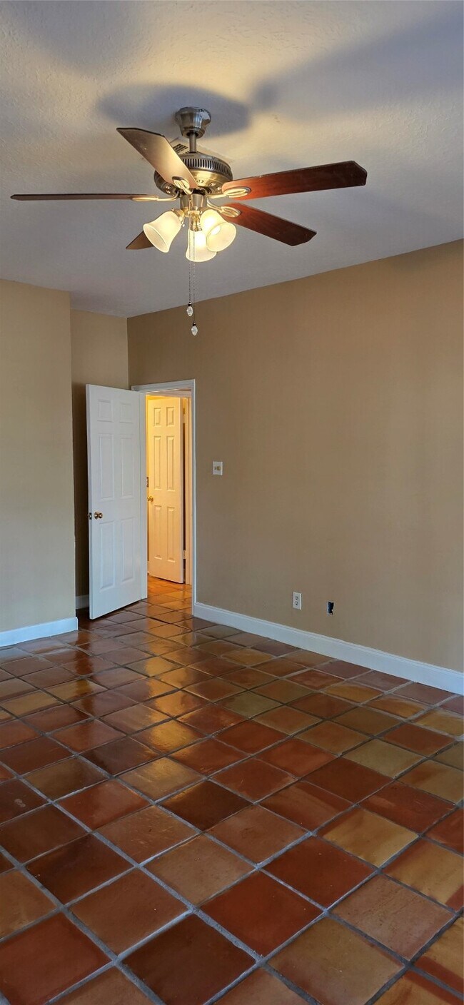 Building Photo - 14810 Charlmont Dr