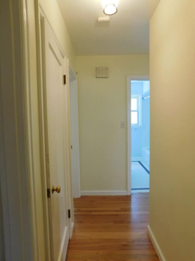 Building Photo - 3Bd/1Ba Two Story House w/ Basement - Avai...