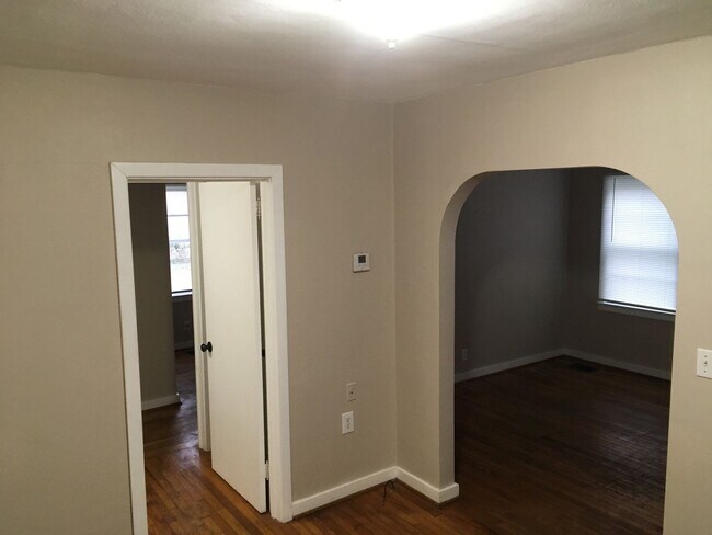 Building Photo - CUTE MIDTOWN COTTAGE