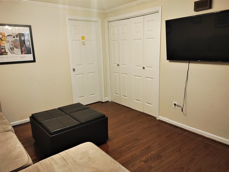 Building Photo - 1122 N Utah St