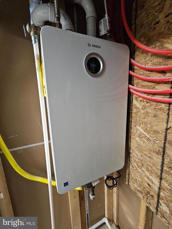 Building Photo - 301 E 4th St