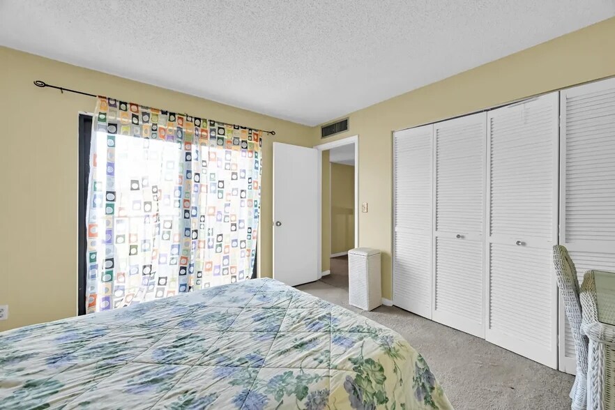 Building Photo - 1542 N Lawnwood Cir