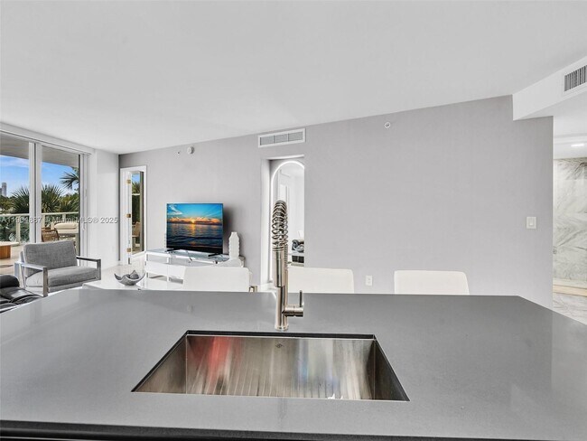 Building Photo - 9821 E Bay Harbor Dr