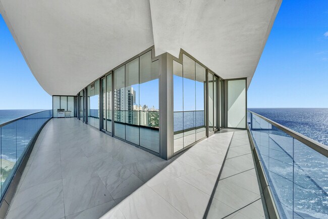 Building Photo - 18975 Collins Ave