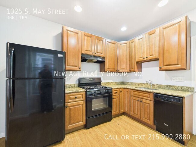 Building Photo - 1325 S May St