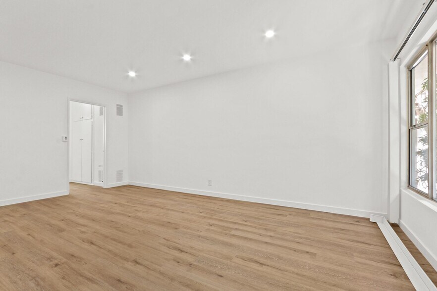 Building Photo - 943 6th St