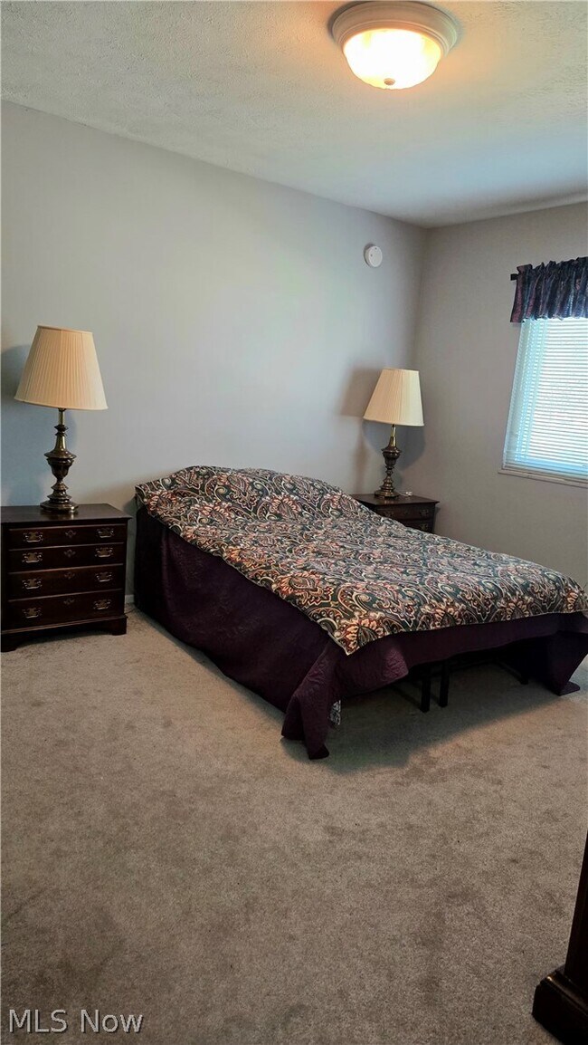 Building Photo - 2319 Green Acres Dr