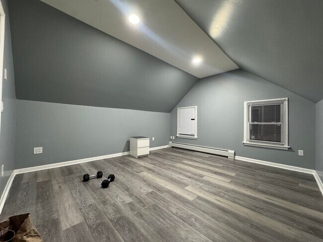 Building Photo - 225 E 19th St