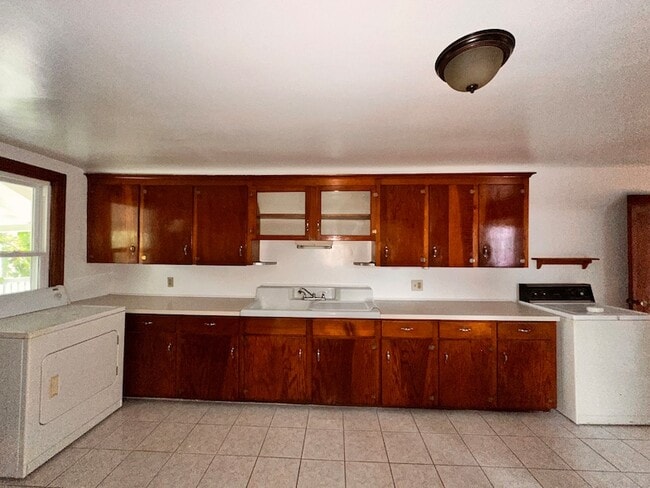 Building Photo - 253 Olivia St