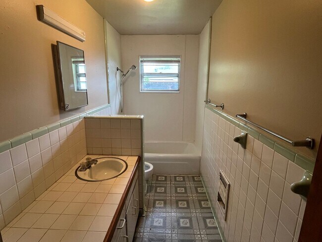 Building Photo - 105 Ave 3 NW